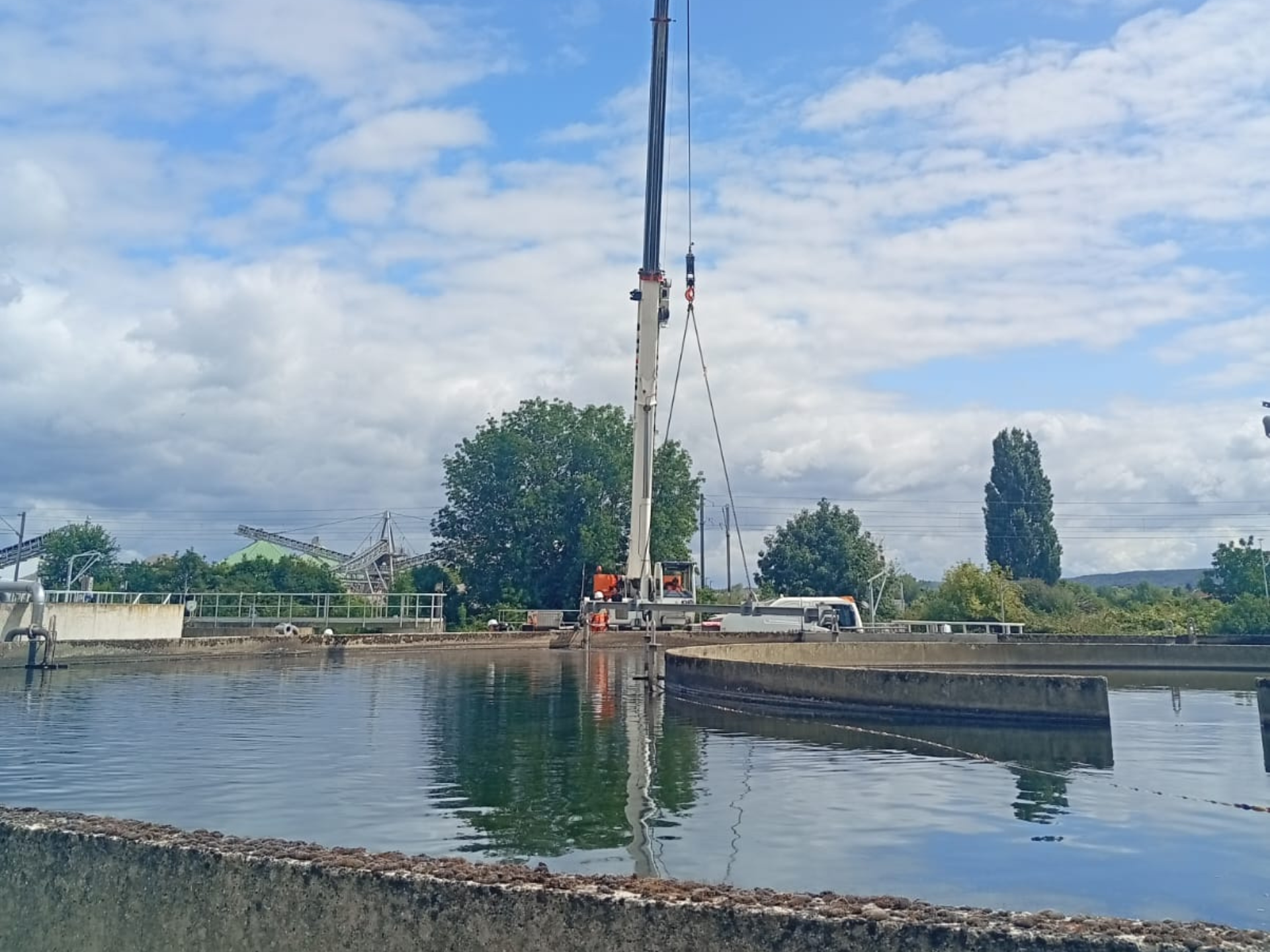 Immersion dans le bassin d’une station d’épuration